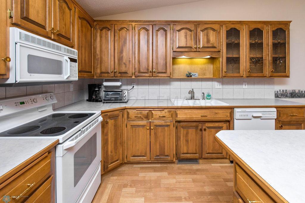 1995 townhouse for sale at 3626 5th Street S in Moorhead, MN — 3 bed, 3 bath (photo 8 of 31)