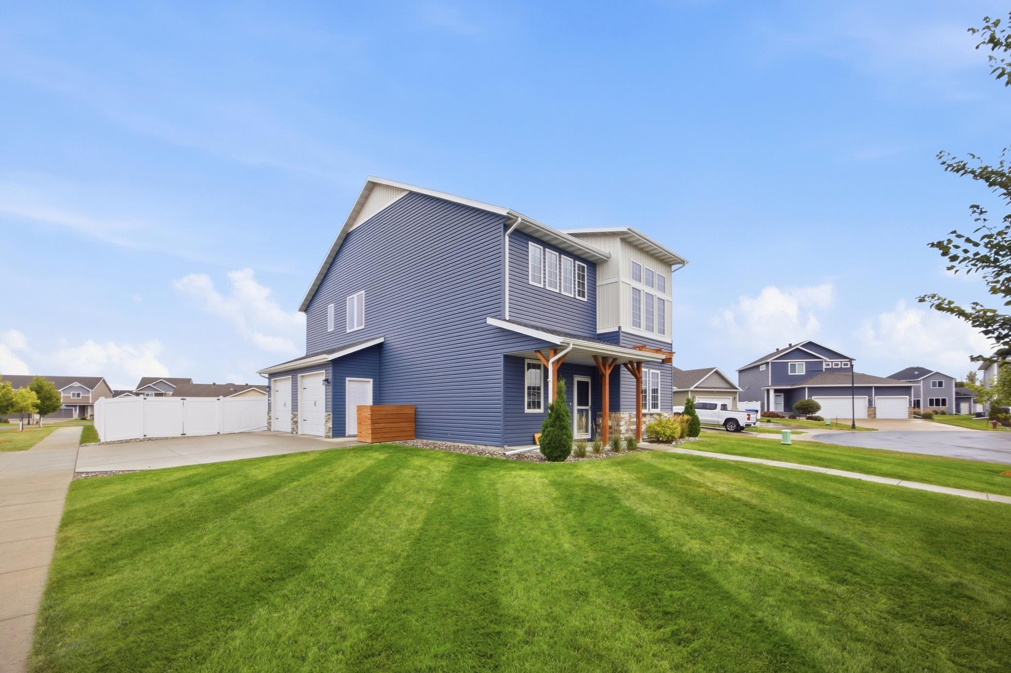 2015 single family home for sale at 6024 60th Avenue S in Fargo, ND — 3 bed, 3 bath (photo 3 of 47)