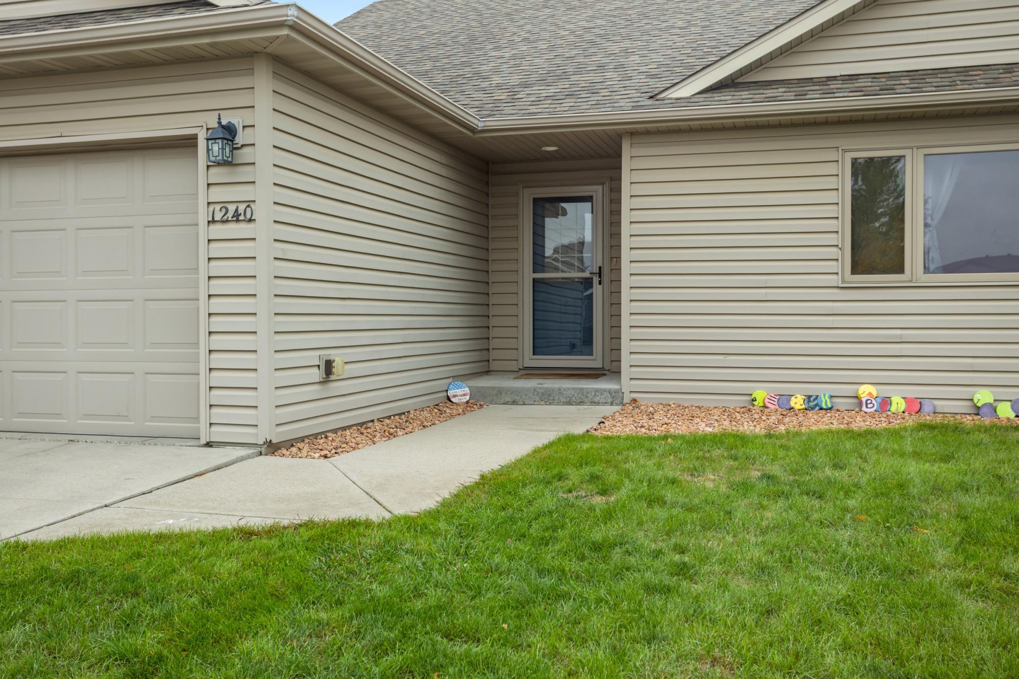 2006 single family home for sale at 1240 38th Avenue S in Moorhead, MN — 4 bed, 3 bath (photo 2 of 35)