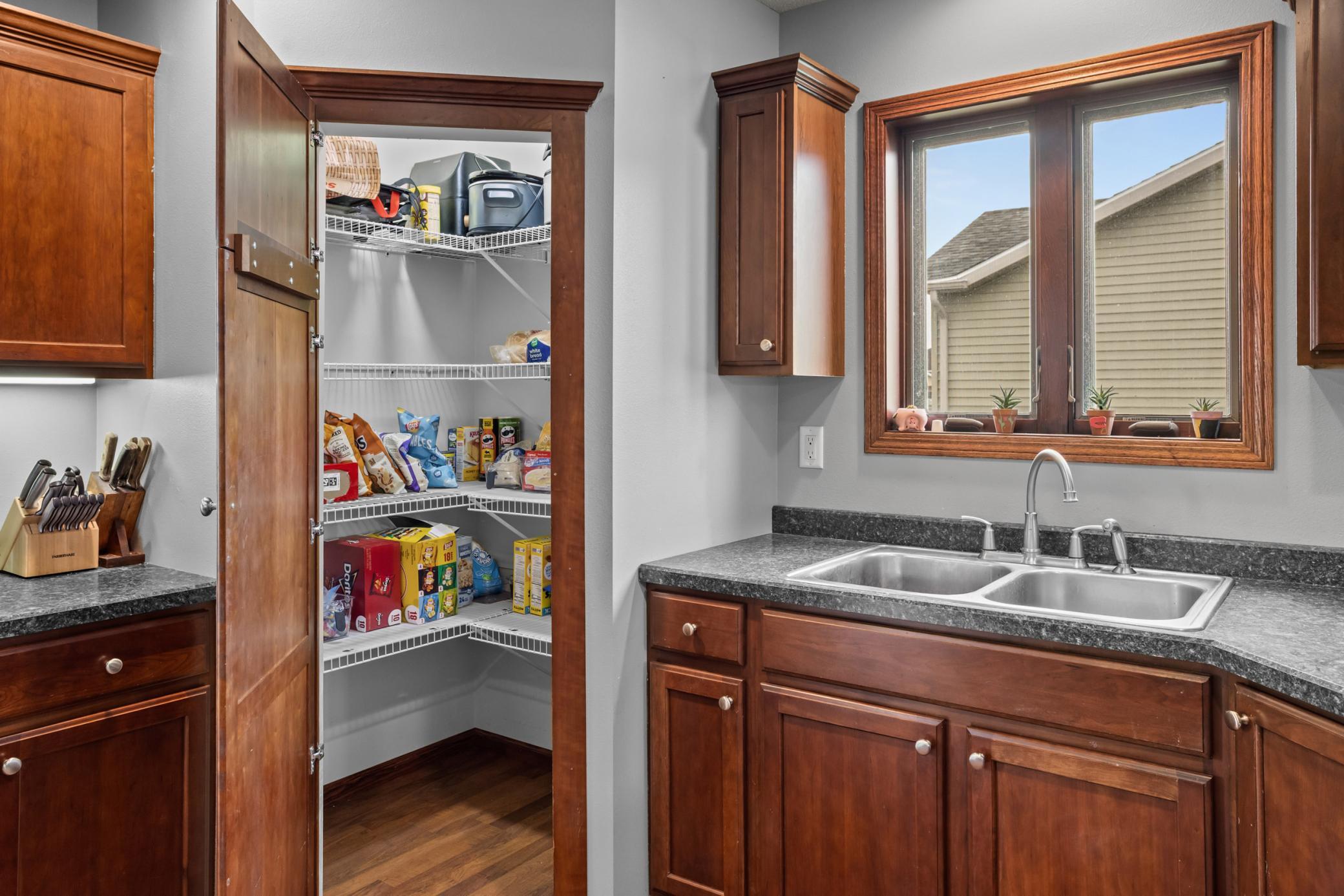 2006 single family home for sale at 1240 38th Avenue S in Moorhead, MN — 4 bed, 3 bath (photo 10 of 35)