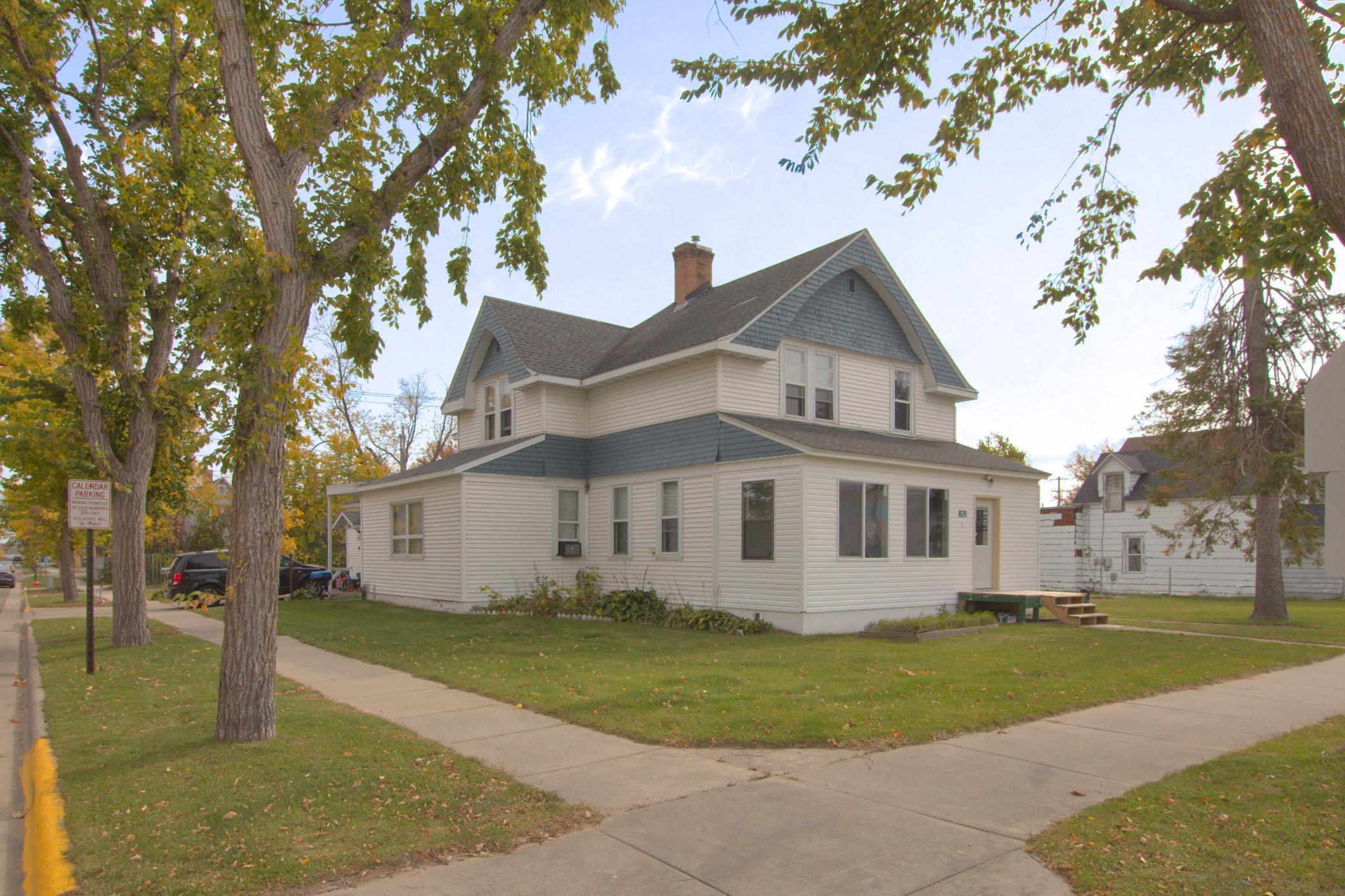 1907 triplex for sale at 820 Beltrami Avenue NW in Bemidji, MN — 9 bed, 4 bath (photo 3 of 43)