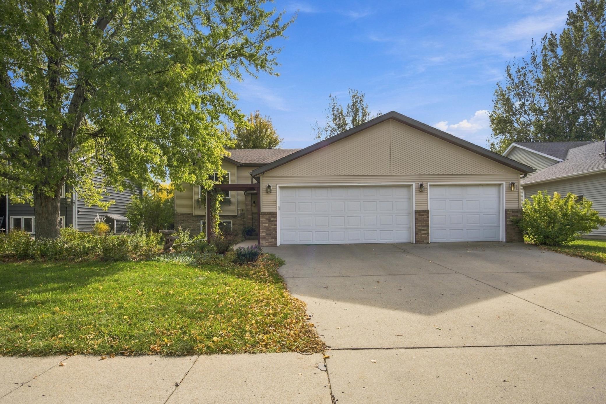 1992 single family home for sale at 1115 Sommerset Drive in West Fargo, ND — 4 bed, 2 bath