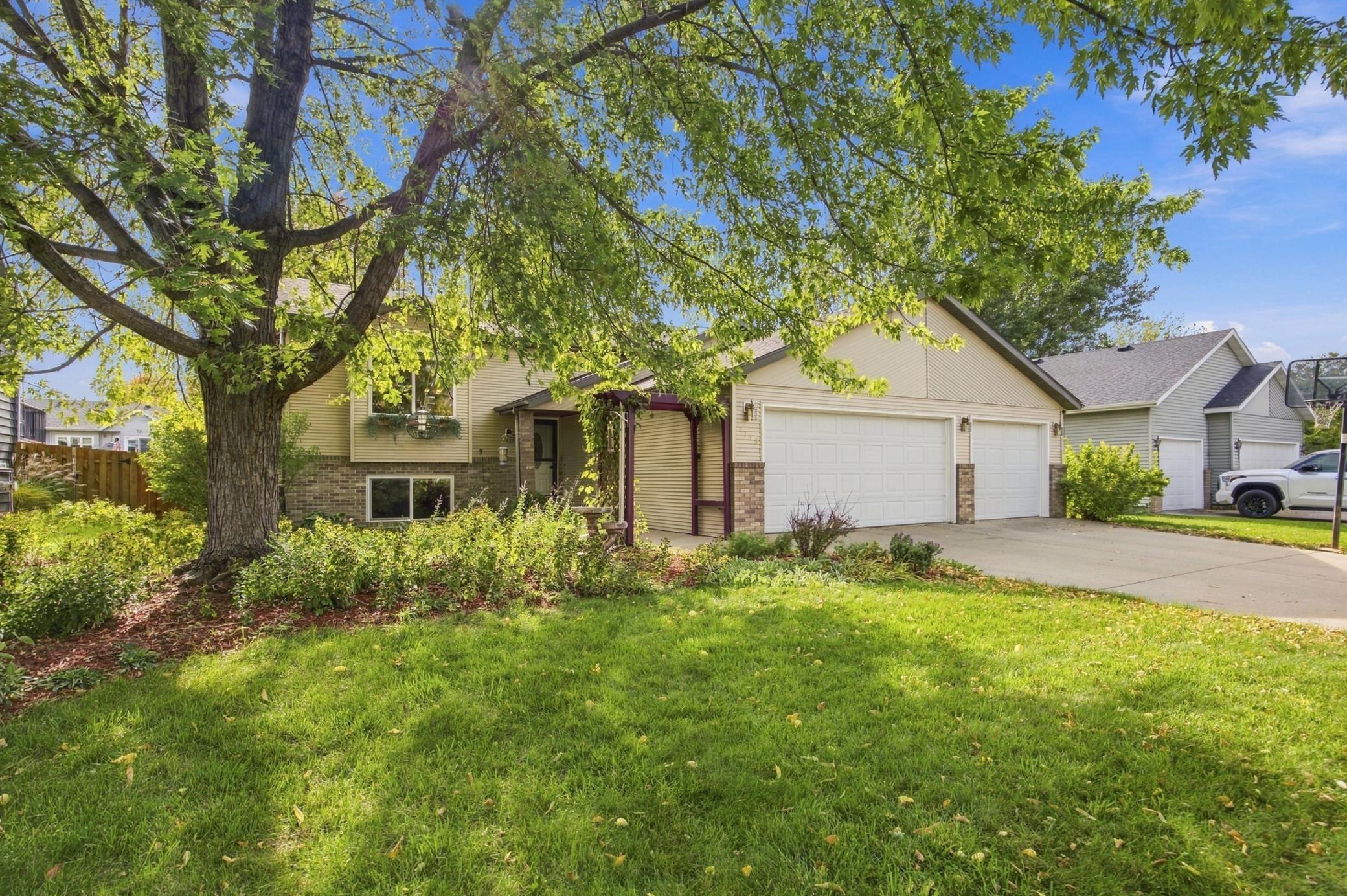 1992 single family home for sale at 1115 Sommerset Drive in West Fargo, ND — 4 bed, 2 bath (photo 2 of 45)