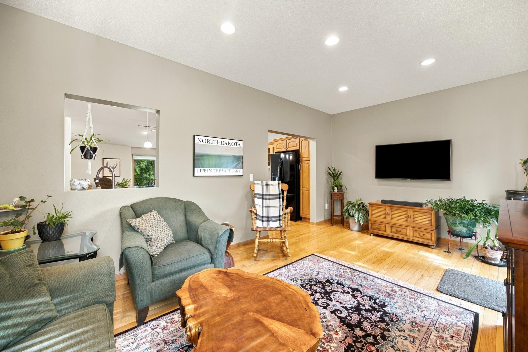 1992 single family home for sale at 1115 Sommerset Drive in West Fargo, ND — 4 bed, 2 bath (photo 11 of 45)