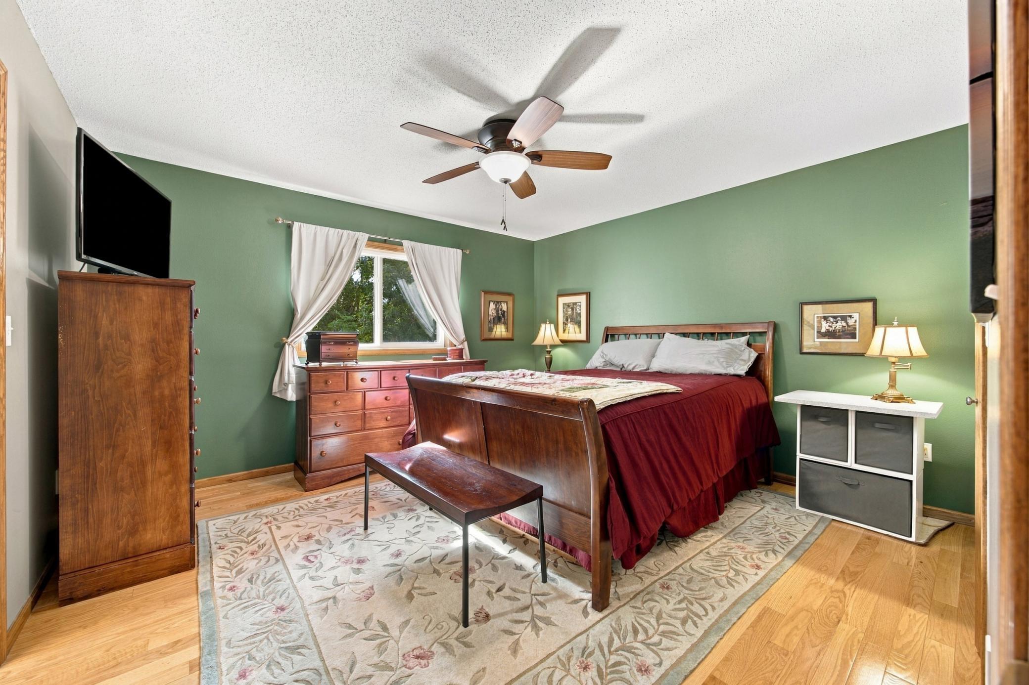1992 single family home for sale at 1115 Sommerset Drive in West Fargo, ND — 4 bed, 2 bath (photo 13 of 45)