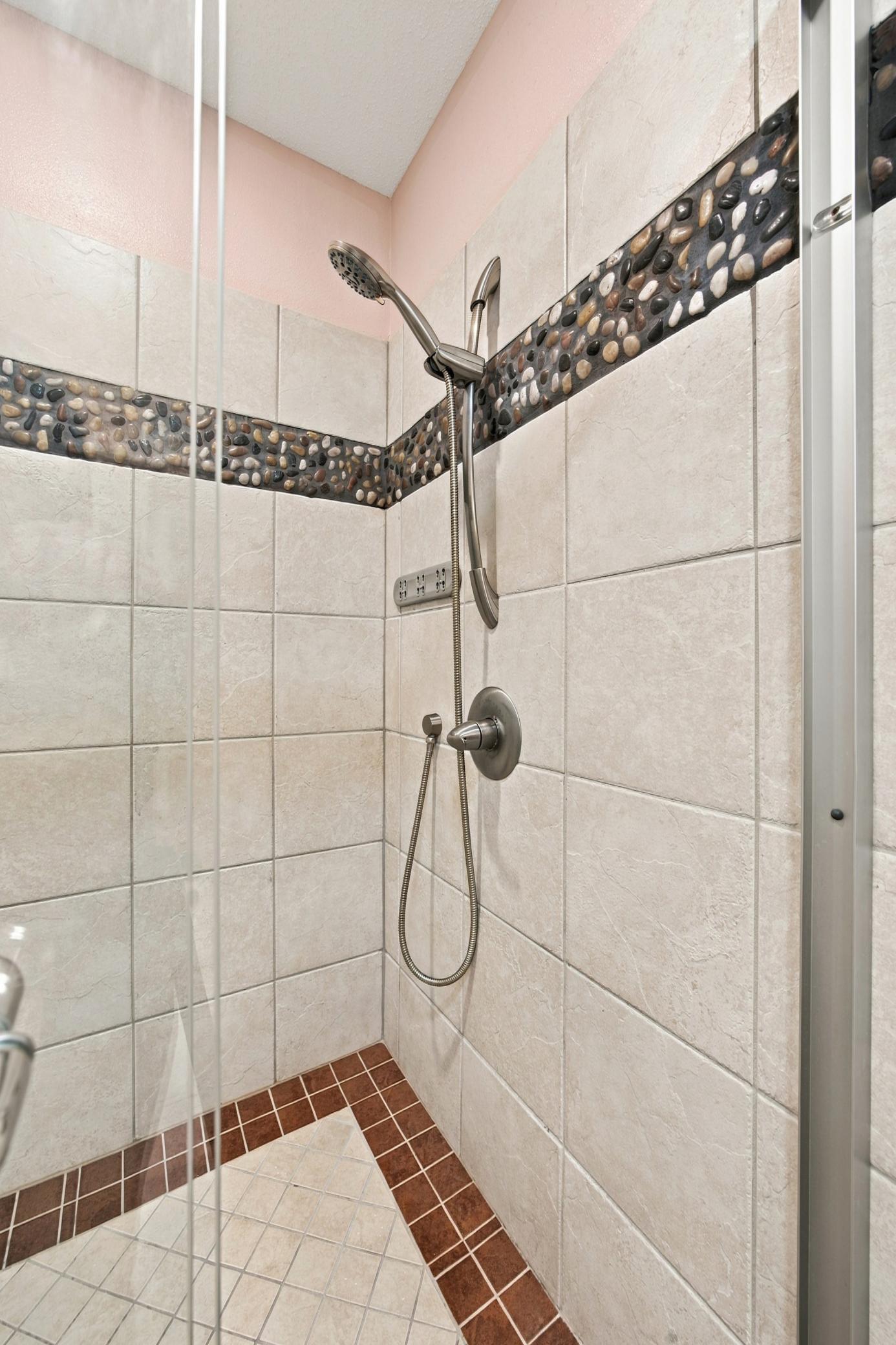 1992 single family home for sale at 1115 Sommerset Drive in West Fargo, ND — 4 bed, 2 bath (photo 16 of 45)