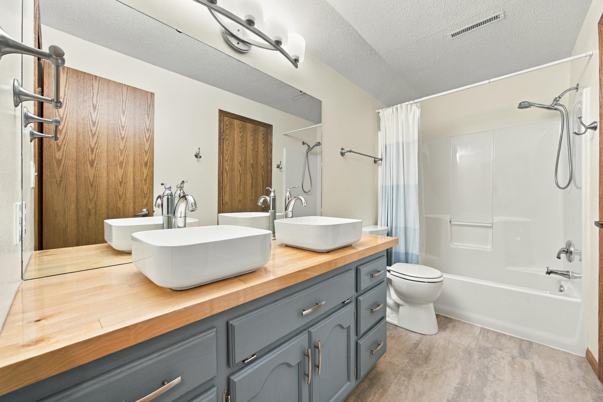 1992 single family home for sale at 1115 Sommerset Drive in West Fargo, ND — 4 bed, 2 bath (photo 24 of 45)