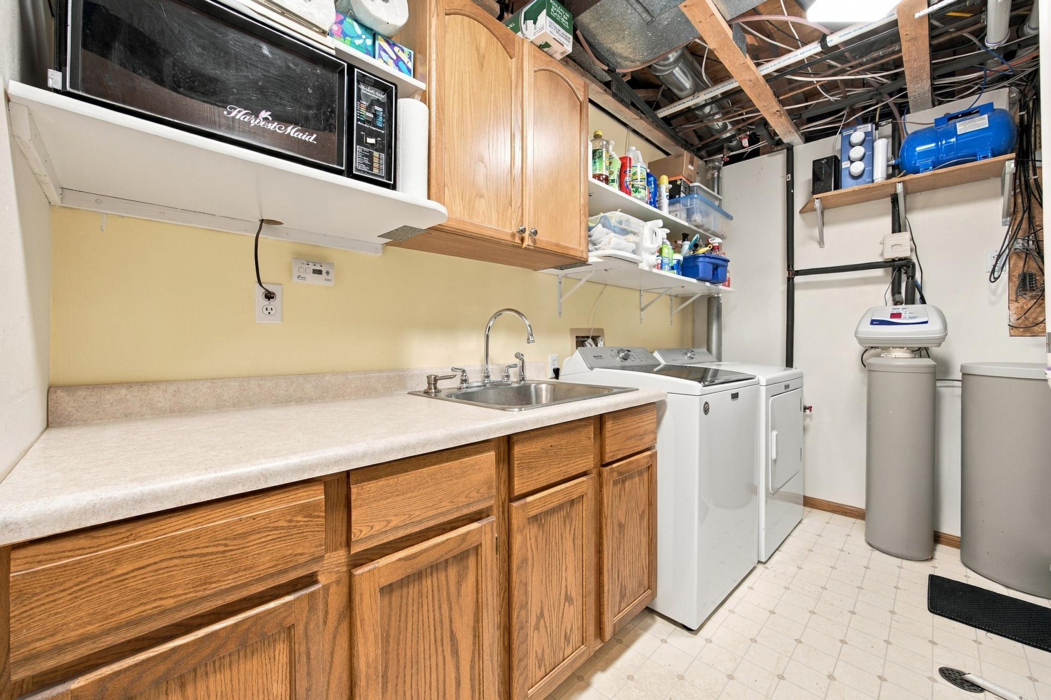 1992 single family home for sale at 1115 Sommerset Drive in West Fargo, ND — 4 bed, 2 bath (photo 25 of 45)