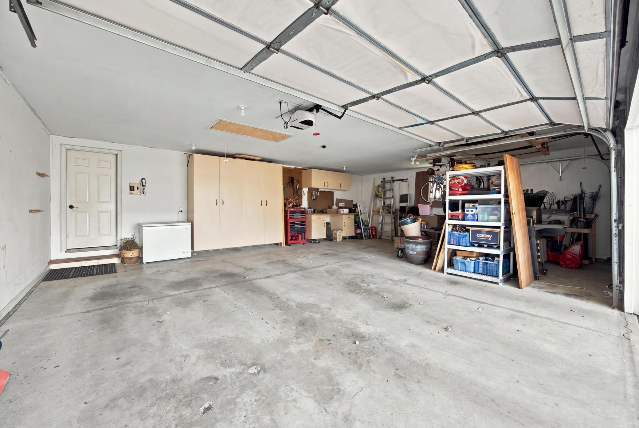 1992 single family home for sale at 1115 Sommerset Drive in West Fargo, ND — 4 bed, 2 bath (photo 26 of 45)
