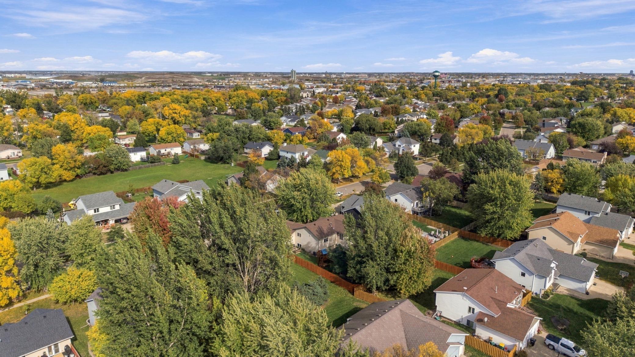 1992 single family home for sale at 1115 Sommerset Drive in West Fargo, ND — 4 bed, 2 bath (photo 40 of 45)