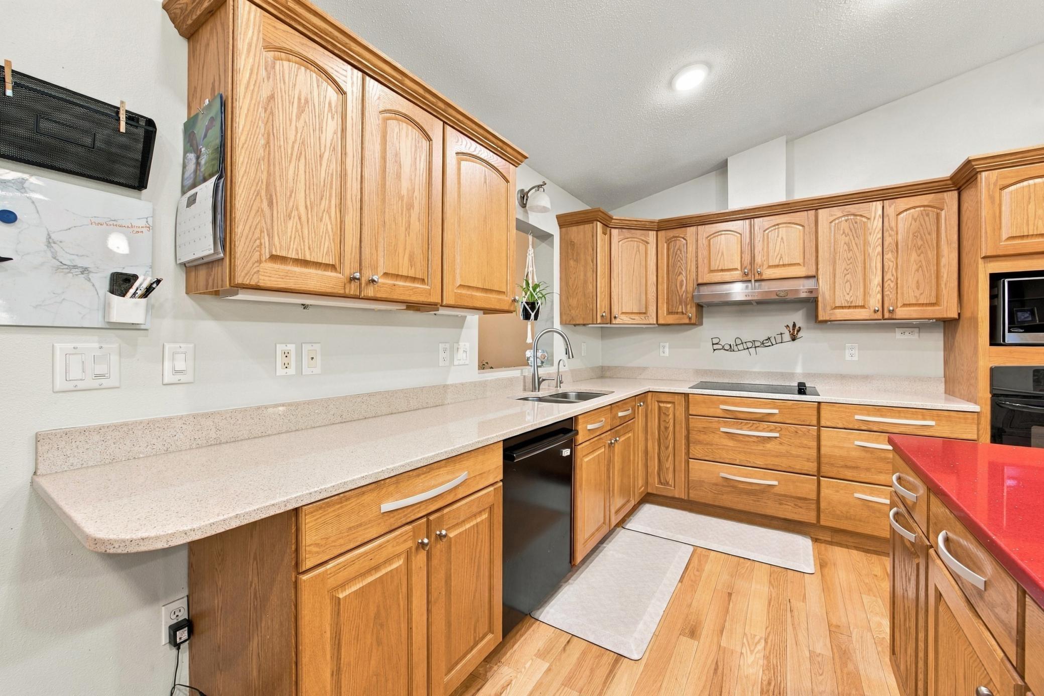 1992 single family home for sale at 1115 Sommerset Drive in West Fargo, ND — 4 bed, 2 bath (photo 6 of 45)