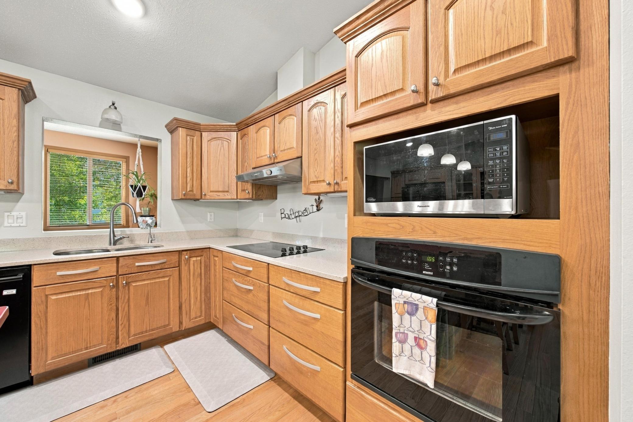 1992 single family home for sale at 1115 Sommerset Drive in West Fargo, ND — 4 bed, 2 bath (photo 7 of 45)