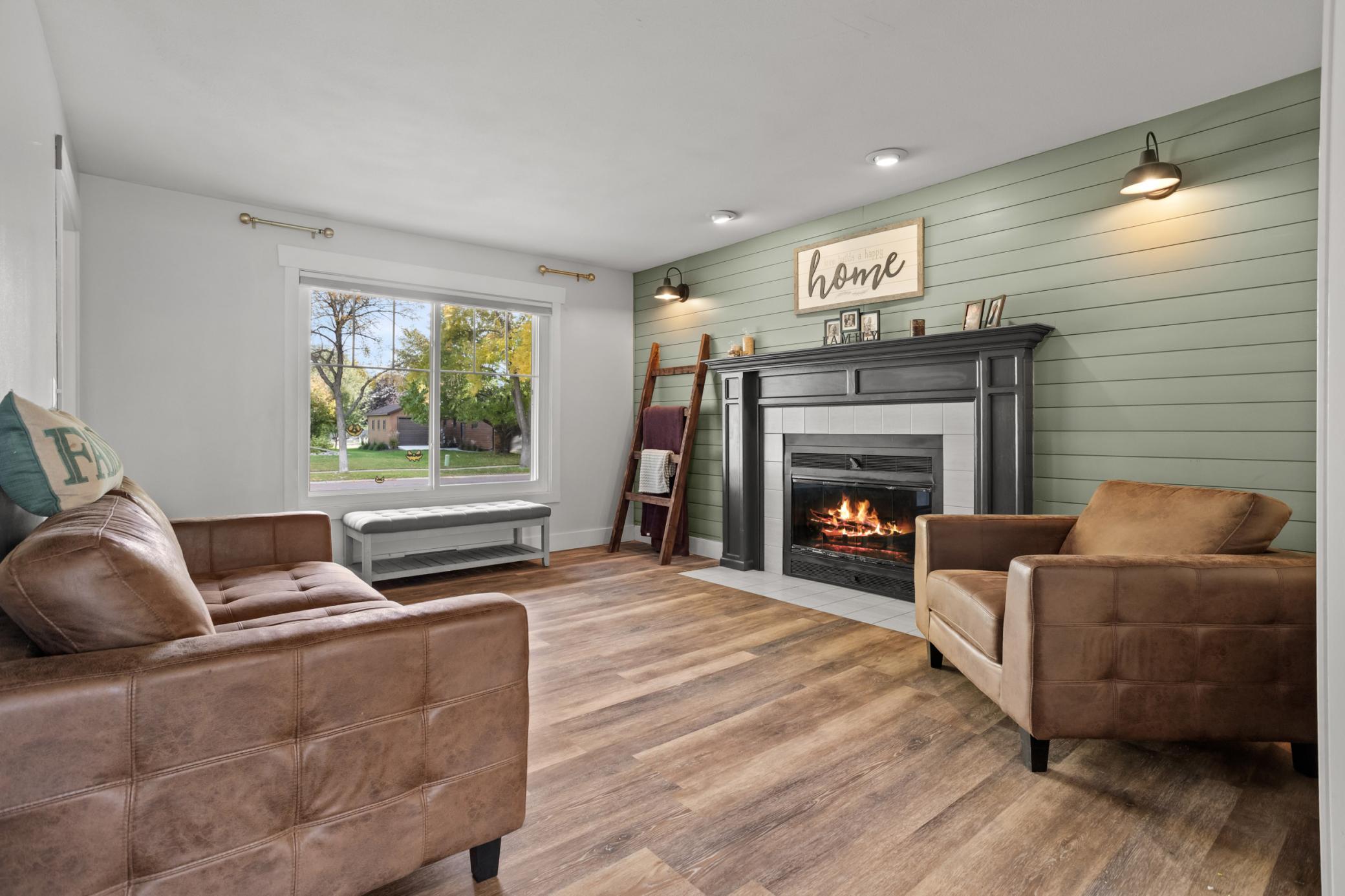 1990 single family home for sale at 2816 39 1/2 Avenue S in Fargo, ND — 6 bed, 4 bath (photo 3 of 55)