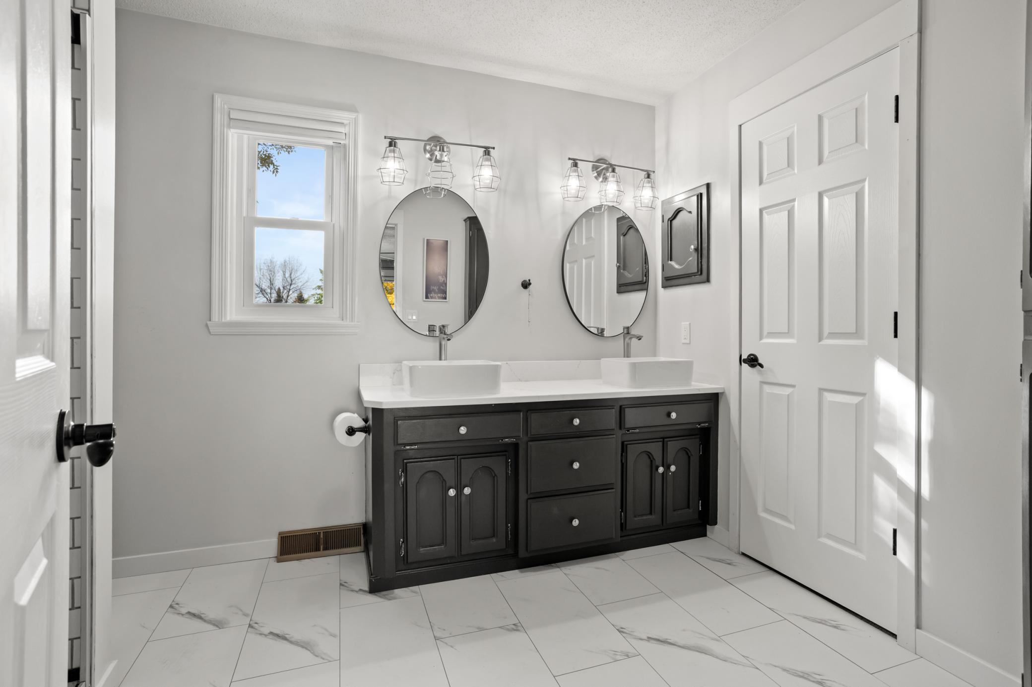 1990 single family home for sale at 2816 39 1/2 Avenue S in Fargo, ND — 6 bed, 4 bath (photo 31 of 55)