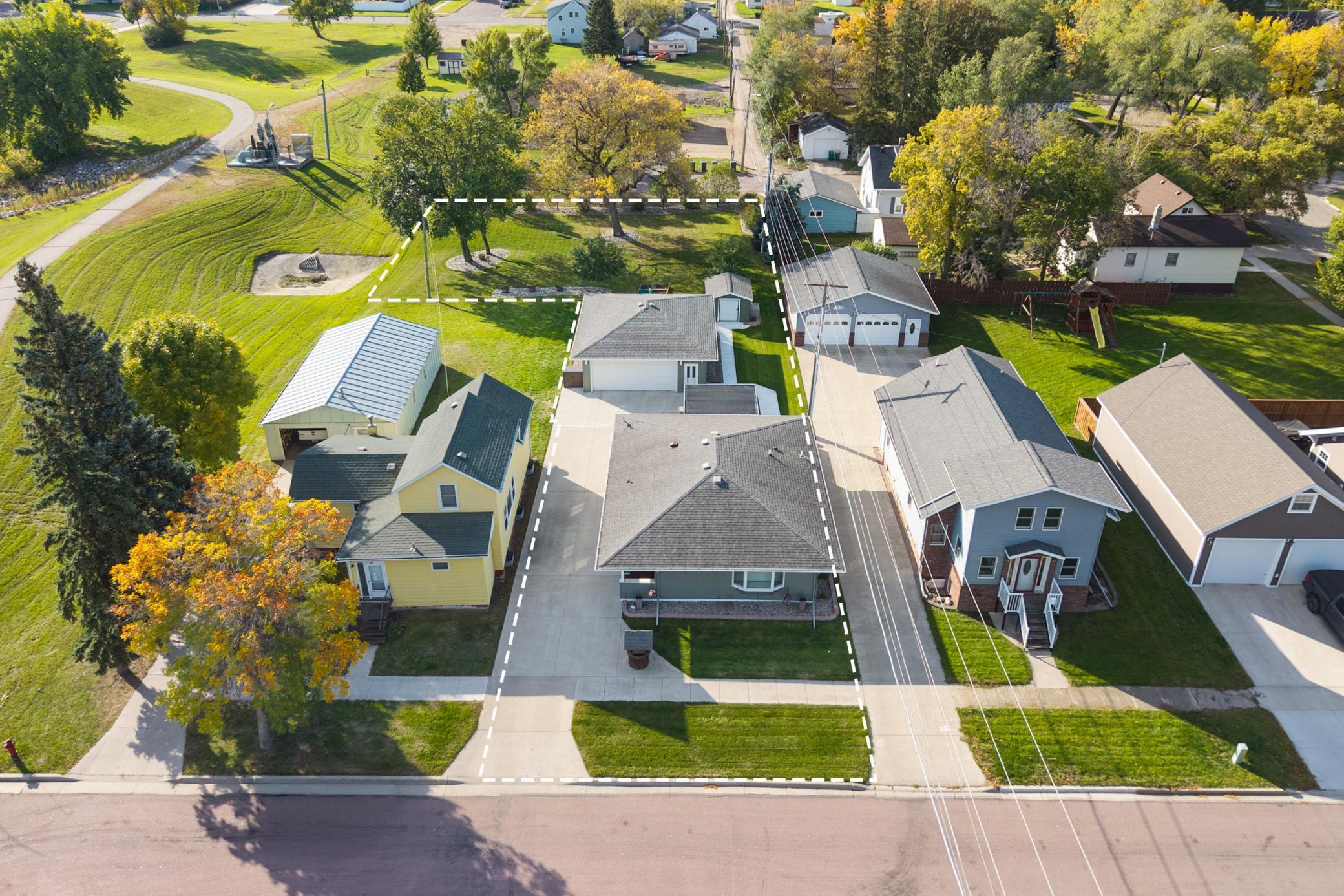 1971 single family home for sale at 115 3rd Avenue S in Wahpeton, ND — 3 bed, 1 bath (photo 39 of 47)
