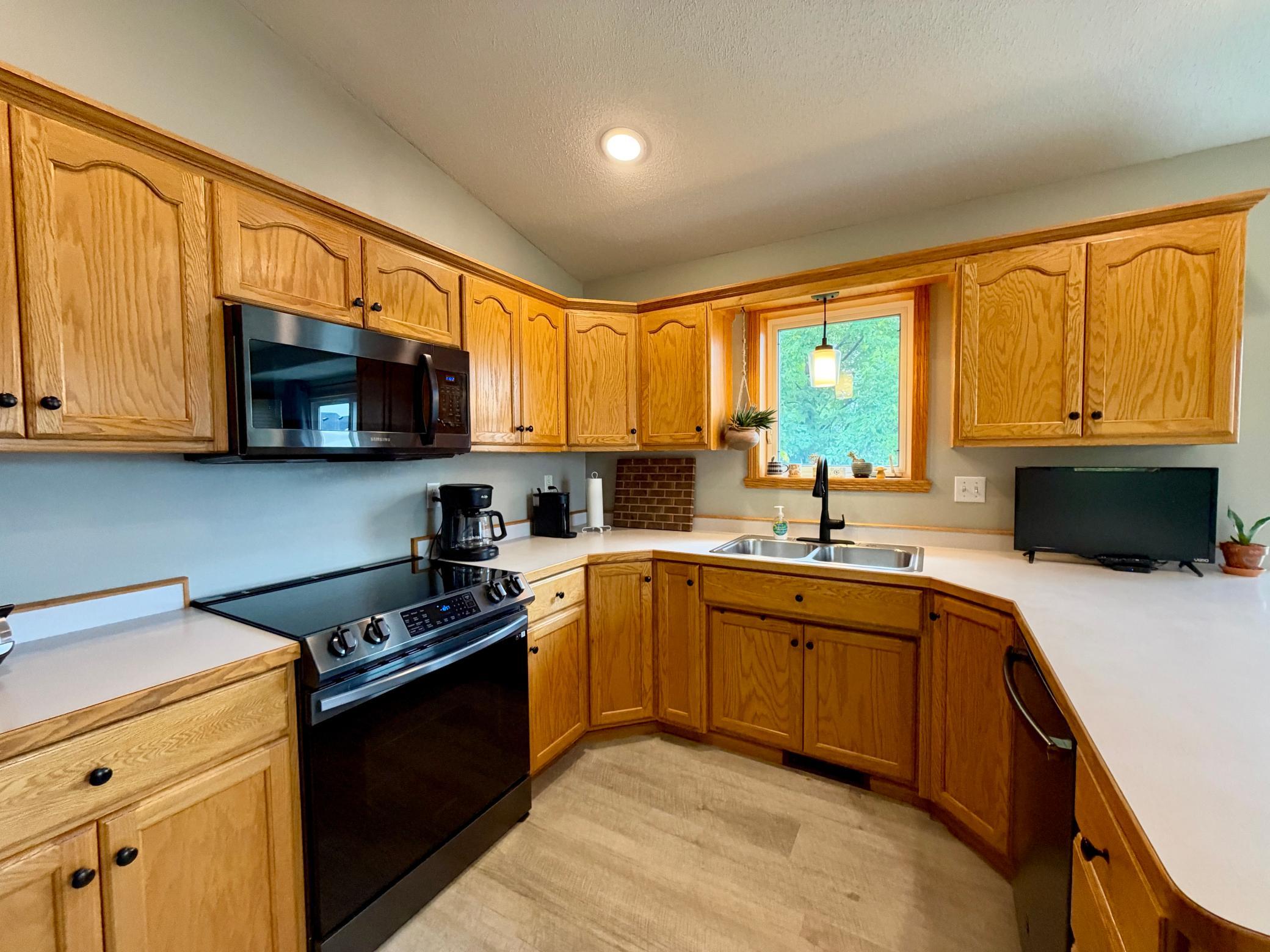1999 single family home for sale at 3001 9th Avenue S in Moorhead, MN — 4 bed, 3 bath (photo 2 of 35)