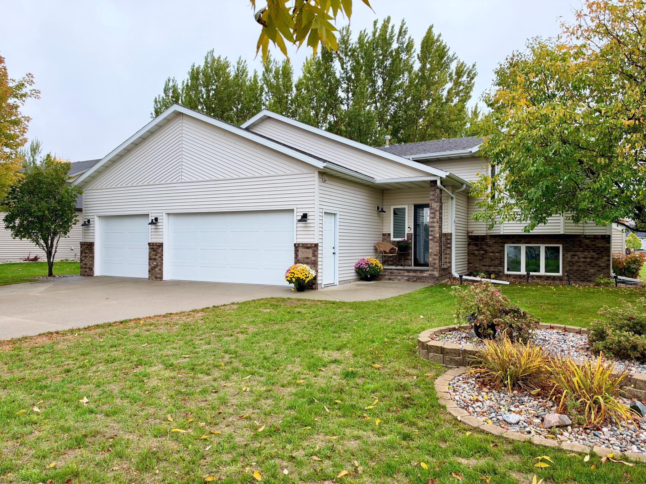 1999 single family home for sale at 3001 9th Avenue S in Moorhead, MN — 4 bed, 3 bath (photo 29 of 35)
