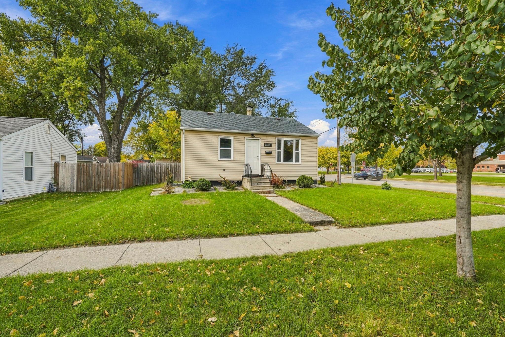 1940 single family home for sale at 1301 16th Street S in Fargo, ND — 2 bed, 1 bath (photo 2 of 27)