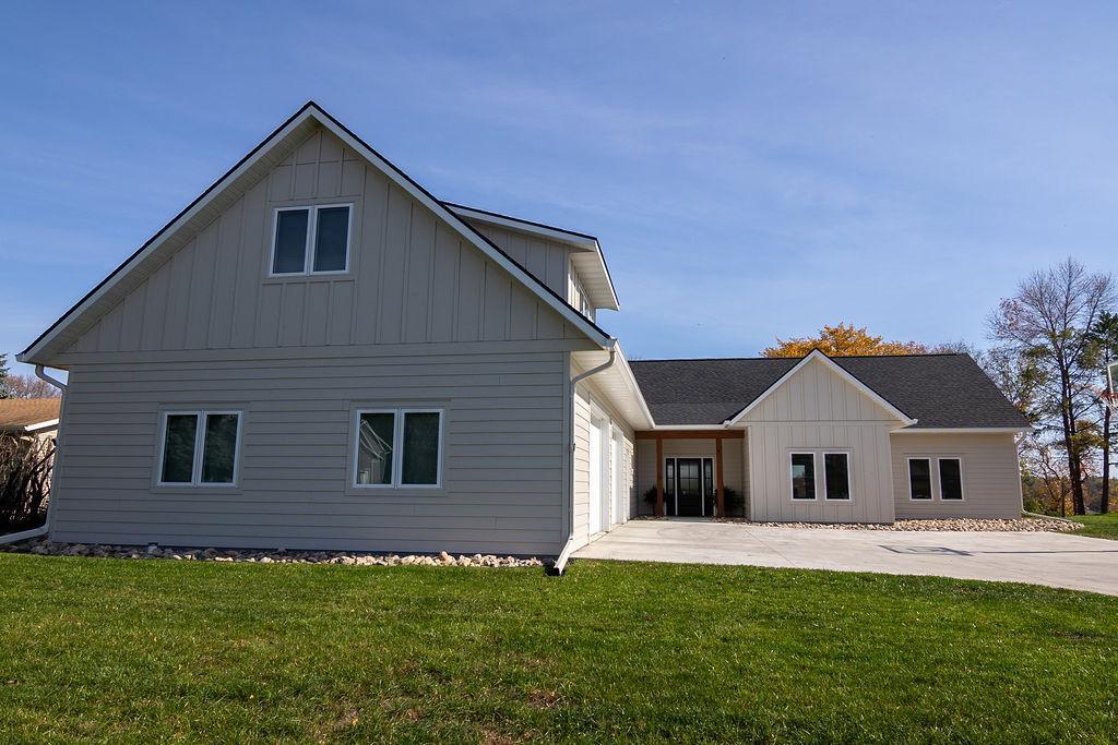 2025 single family home for sale at 1949 Rosewood Lane SE in Alexandria, MN — 5 bed, 4 bath (photo 3 of 83)