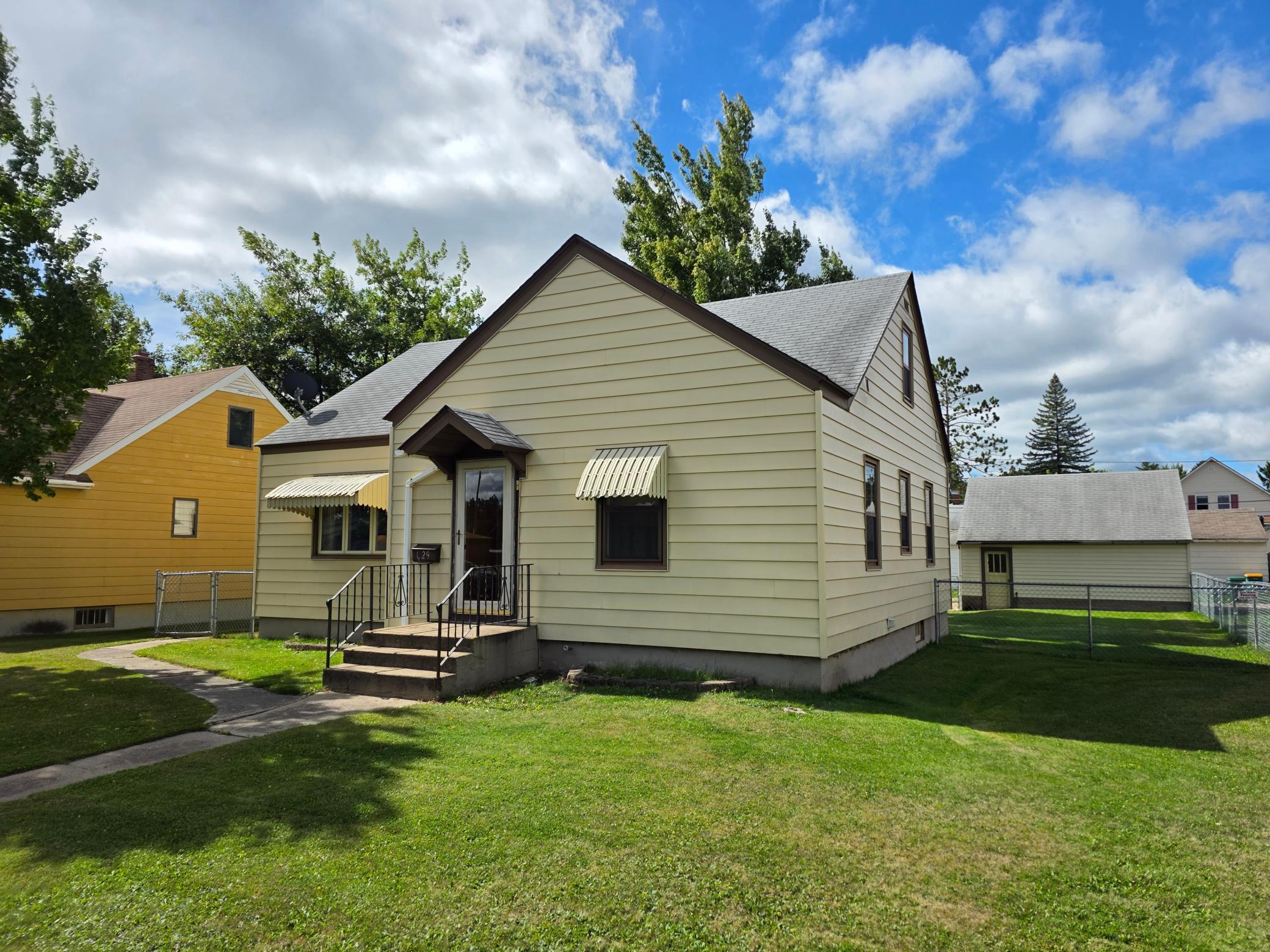 1948 single family home for sale at 629 3rd Street in Nashwauk, MN — 3 bed, 2 bath (photo 2 of 31)