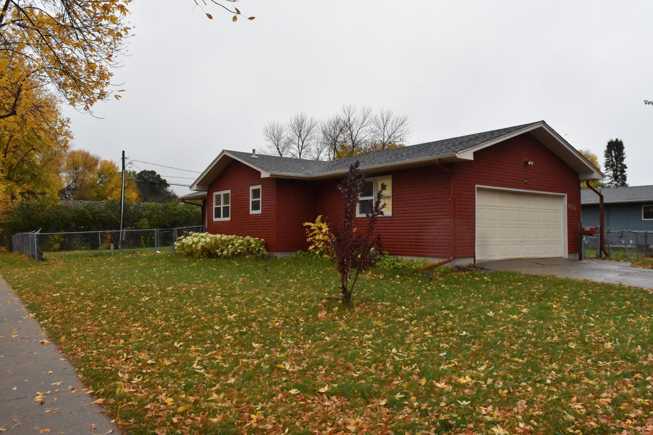1965 single family home for sale at 402 Maple Lane in Moorhead, MN — 3 bed, 3 bath (photo 3 of 47)