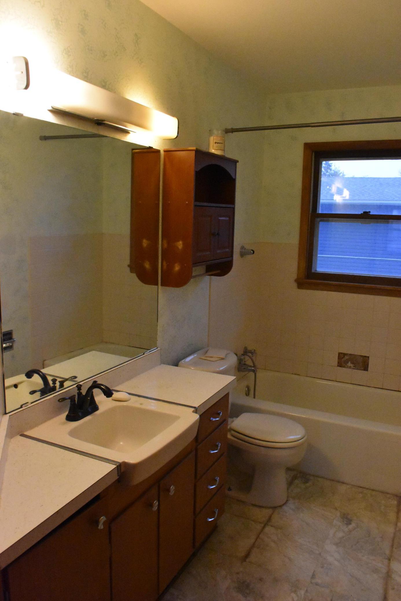 1965 single family home for sale at 402 Maple Lane in Moorhead, MN — 3 bed, 3 bath (photo 25 of 47)