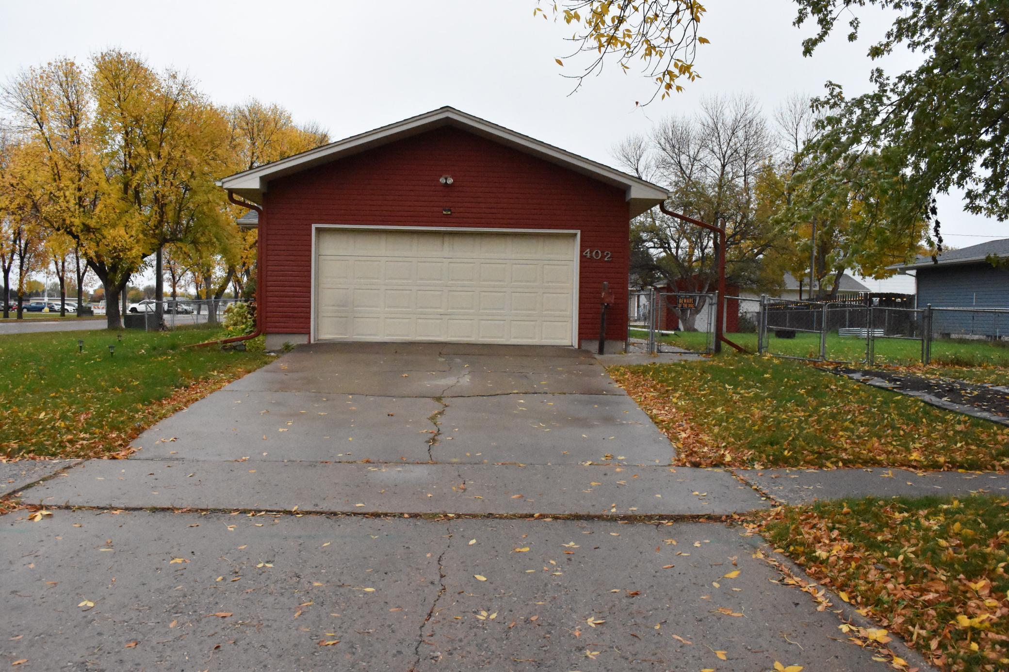 1965 single family home for sale at 402 Maple Lane in Moorhead, MN — 3 bed, 3 bath (photo 4 of 47)