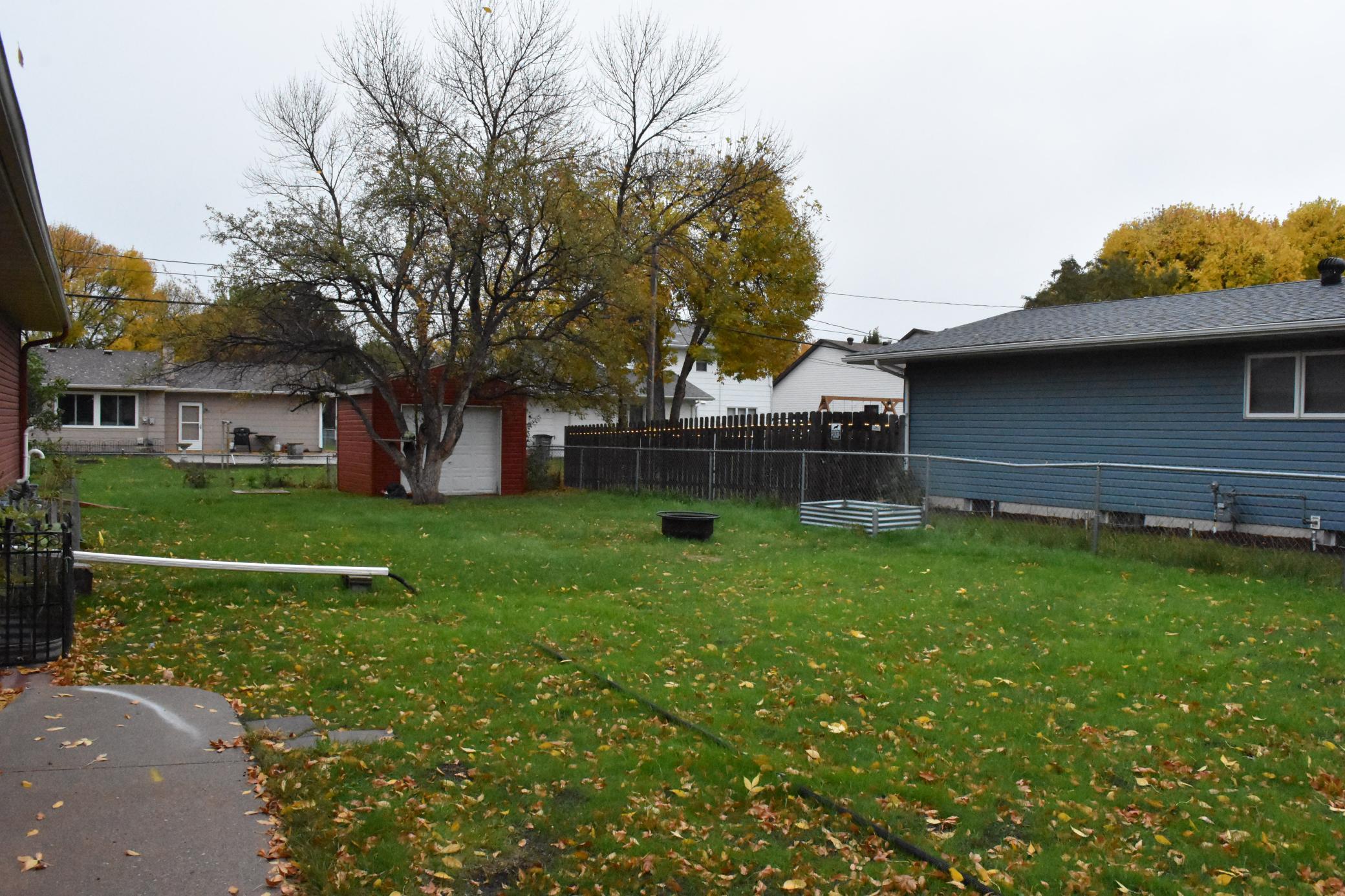 1965 single family home for sale at 402 Maple Lane in Moorhead, MN — 3 bed, 3 bath (photo 39 of 47)