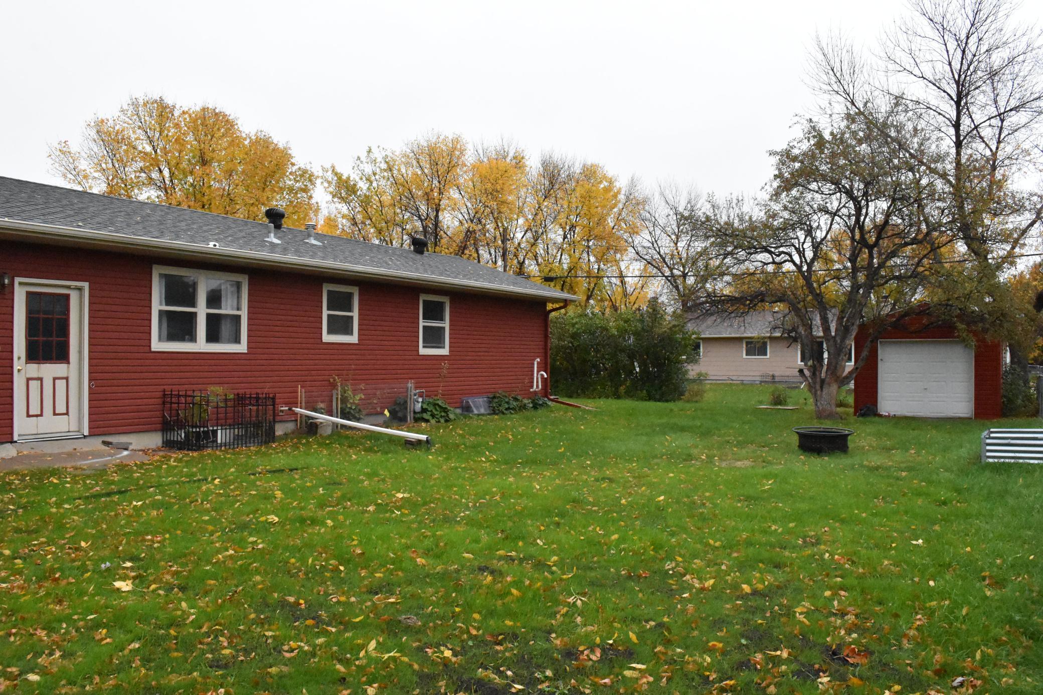 1965 single family home for sale at 402 Maple Lane in Moorhead, MN — 3 bed, 3 bath (photo 40 of 47)