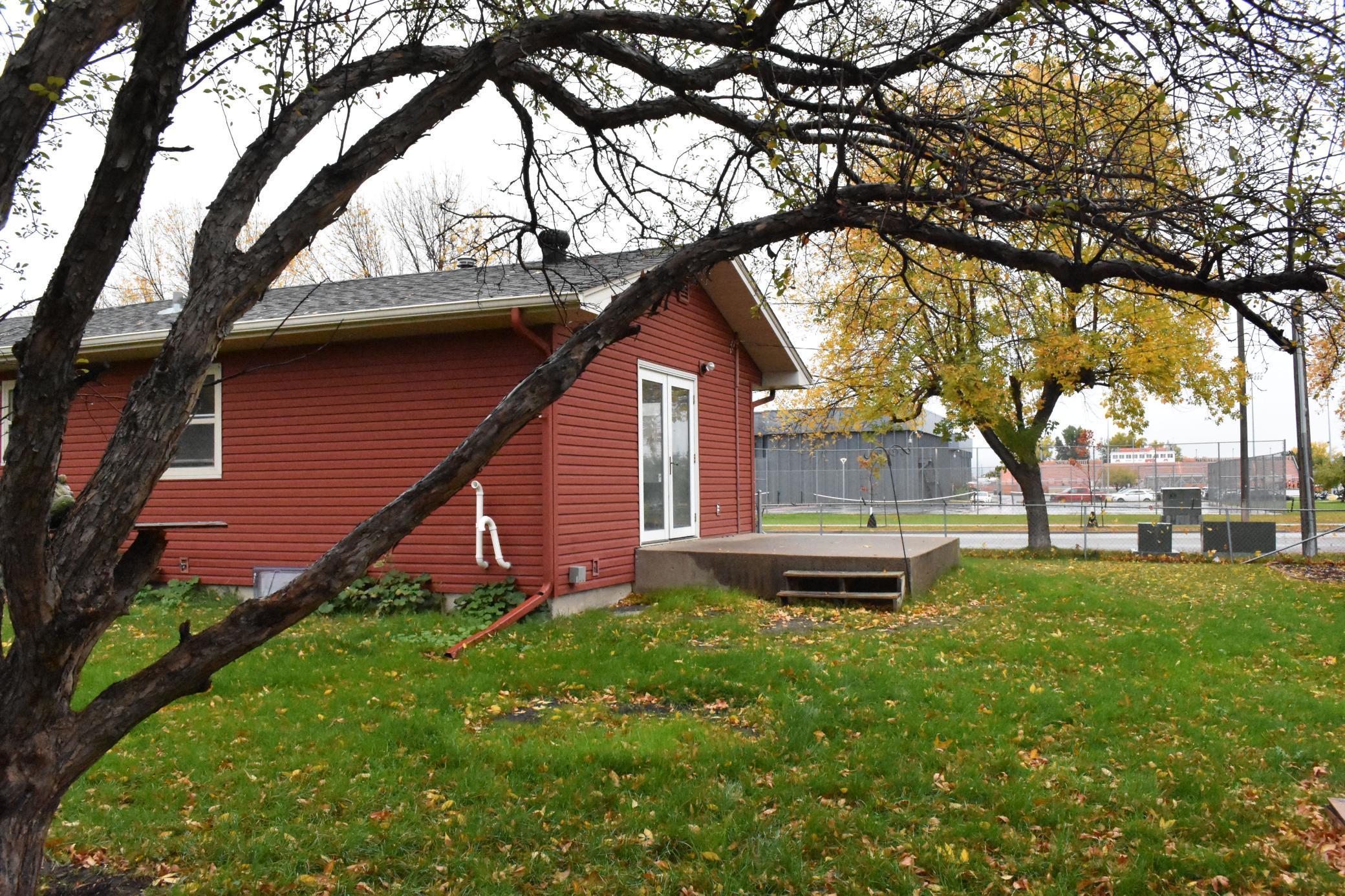 1965 single family home for sale at 402 Maple Lane in Moorhead, MN — 3 bed, 3 bath (photo 43 of 47)