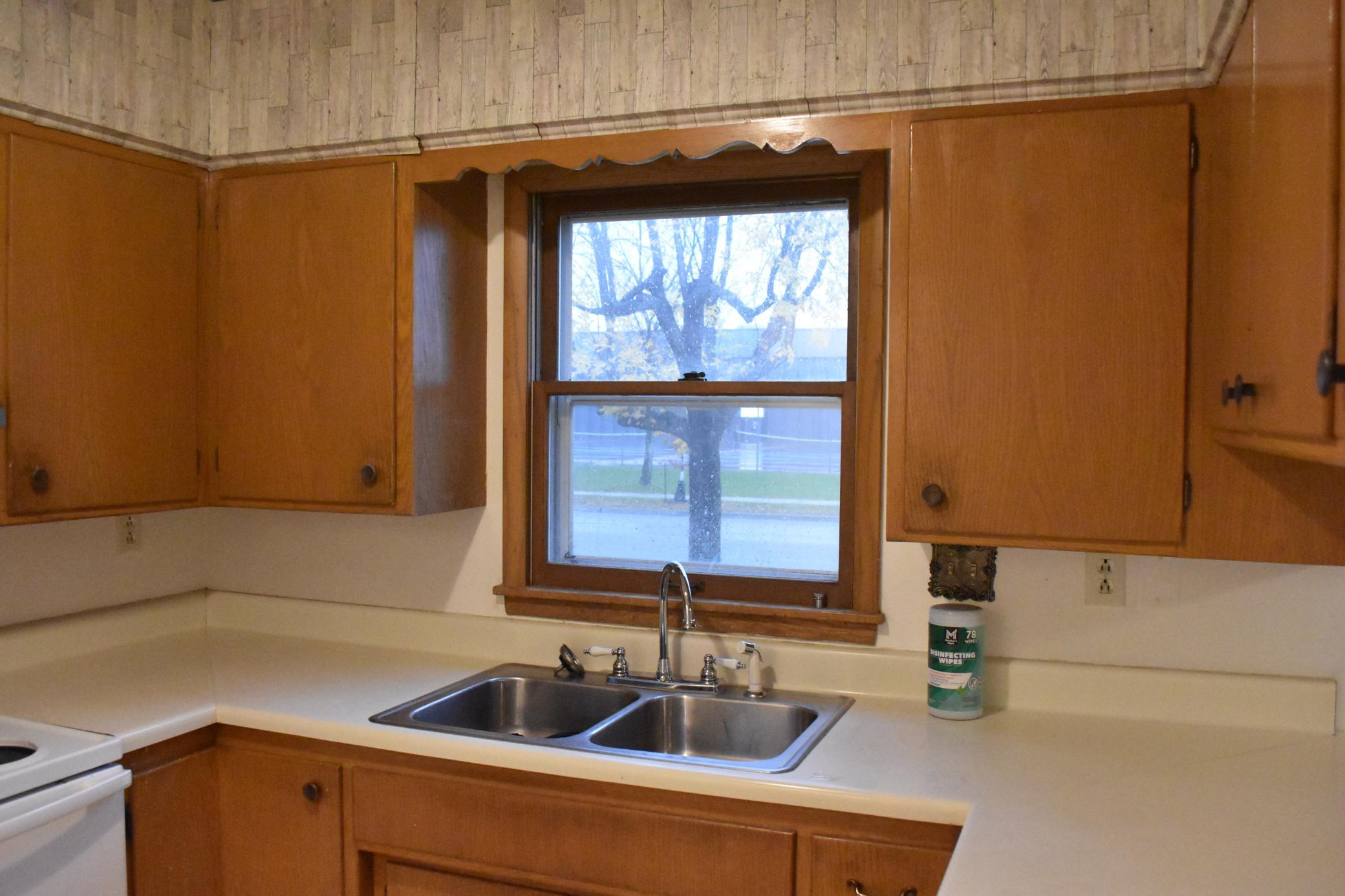 1965 single family home for sale at 402 Maple Lane in Moorhead, MN — 3 bed, 3 bath (photo 6 of 47)