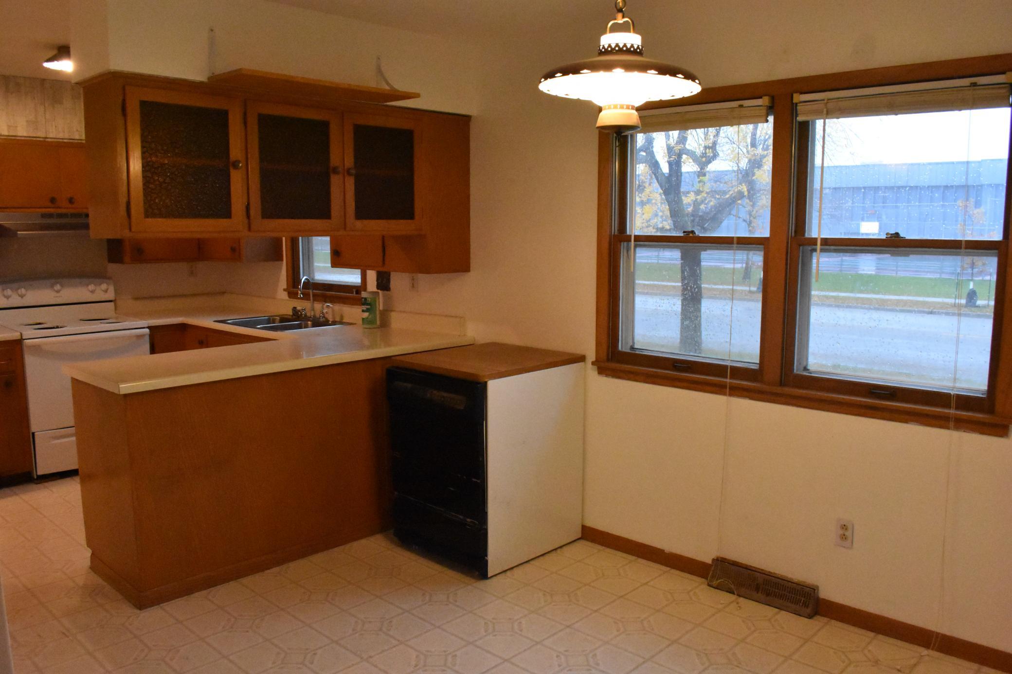 1965 single family home for sale at 402 Maple Lane in Moorhead, MN — 3 bed, 3 bath (photo 7 of 47)