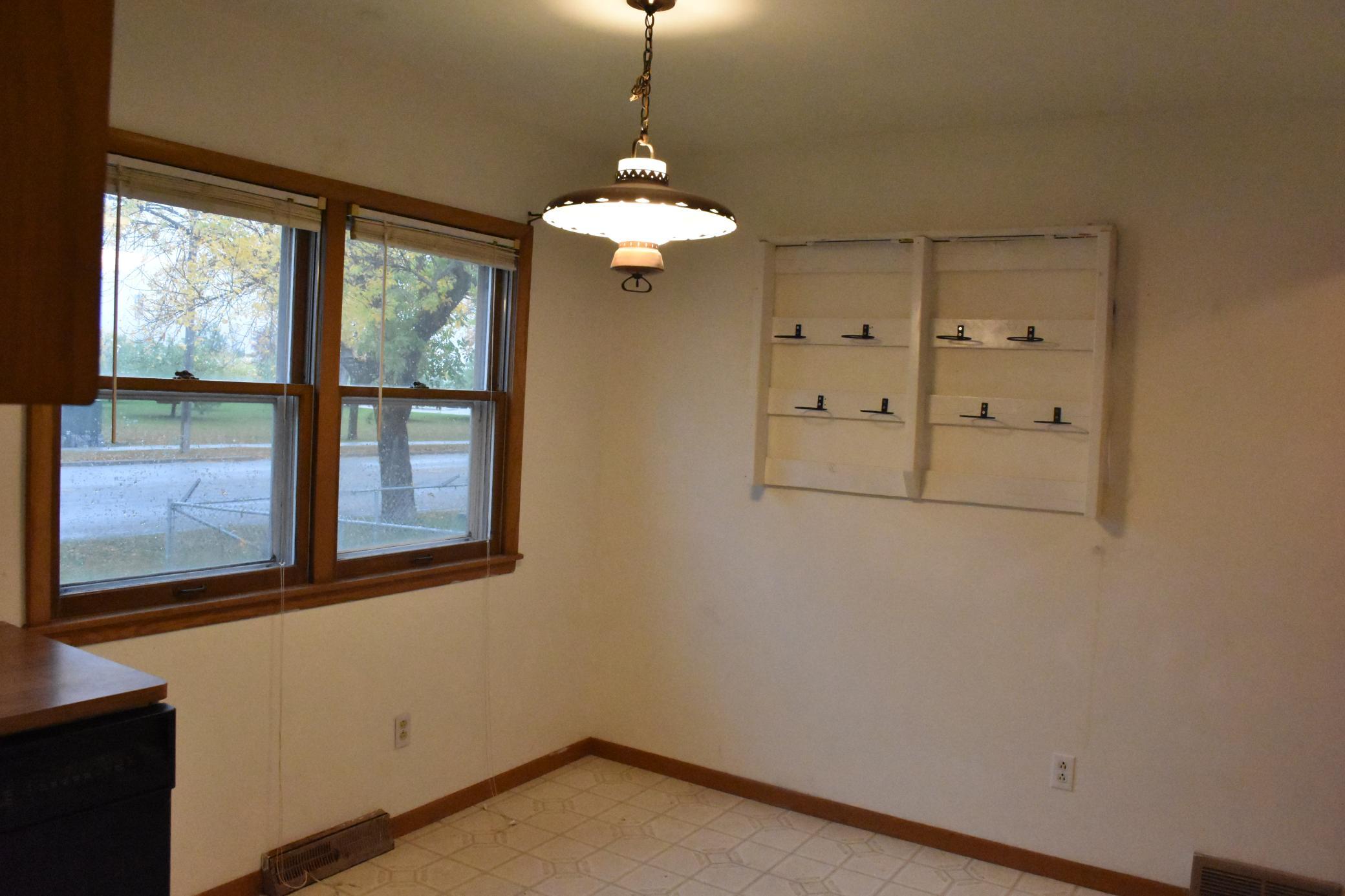 1965 single family home for sale at 402 Maple Lane in Moorhead, MN — 3 bed, 3 bath (photo 9 of 47)
