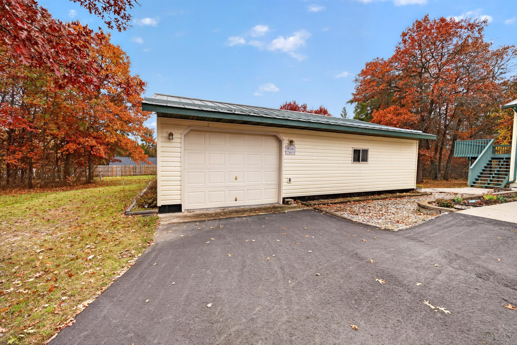 2001 single family home for sale at 642 Center Point Court NW in Bemidji, MN — 4 bed, 3 bath (photo 6 of 39)