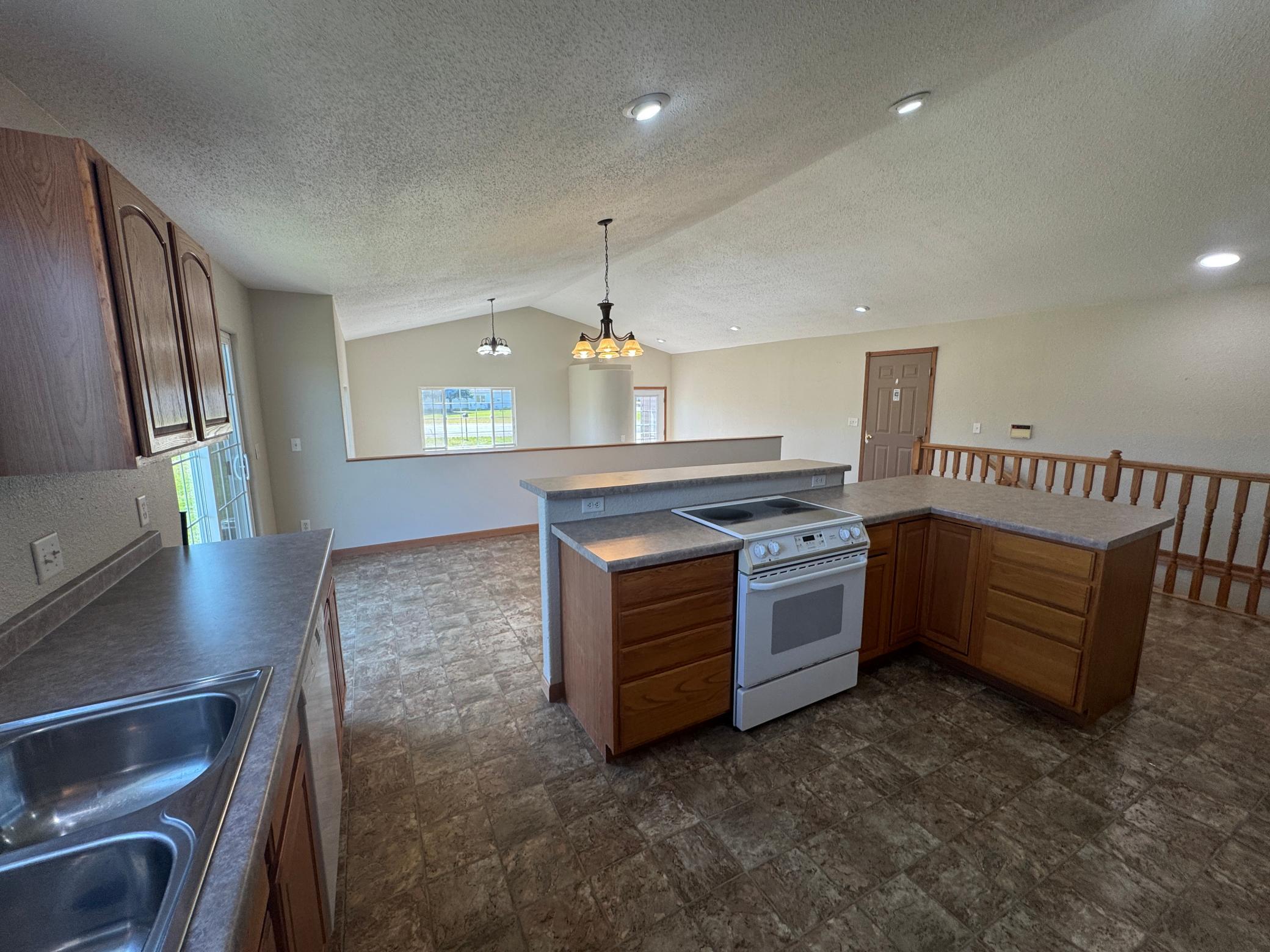 2005 single family home for sale at 520 12th Street NW in Perham, MN — 4 bed, 3 bath (photo 2 of 29)