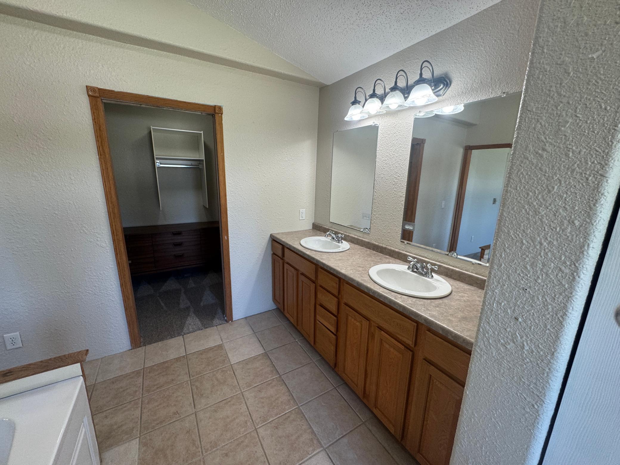 2005 single family home for sale at 520 12th Street NW in Perham, MN — 4 bed, 3 bath (photo 10 of 29)