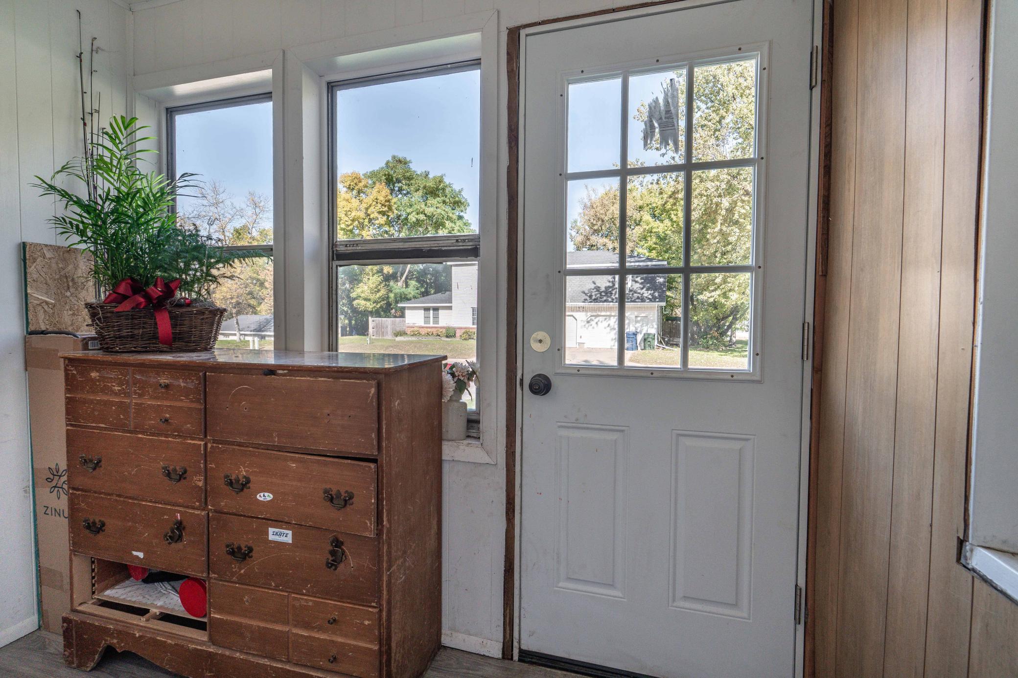 1946 single family home for sale at 810 E Junius Avenue in Fergus Falls, MN — 2 bed, 1 bath (photo 13 of 46)