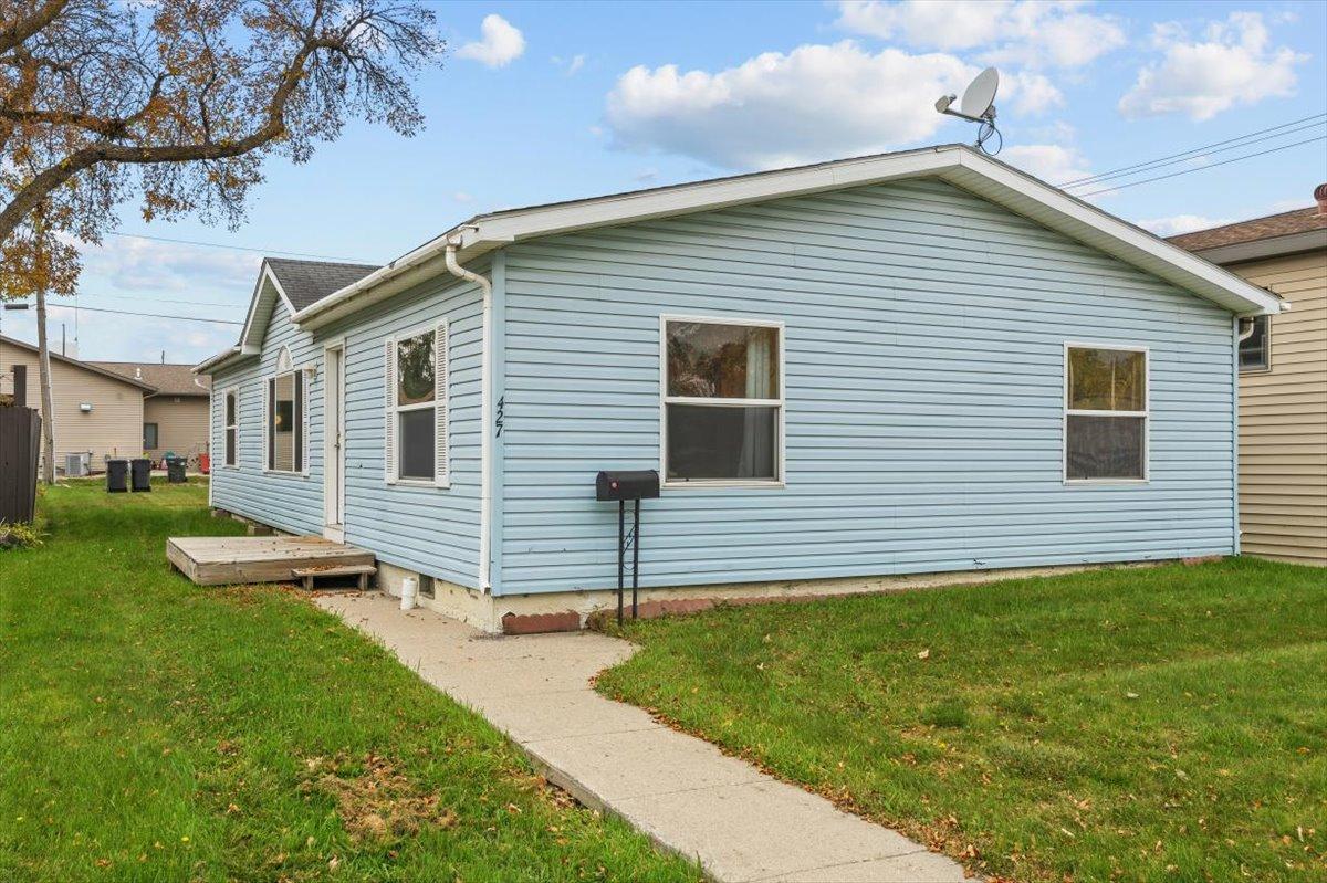 1999 single family home for sale at 427 6th Street N in Breckenridge, MN — 3 bed, 2 bath