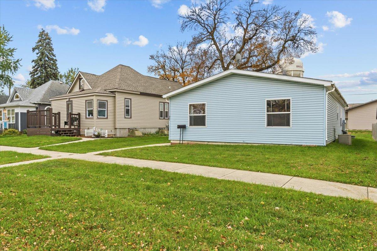 1999 single family home for sale at 427 6th Street N in Breckenridge, MN — 3 bed, 2 bath (photo 2 of 39)