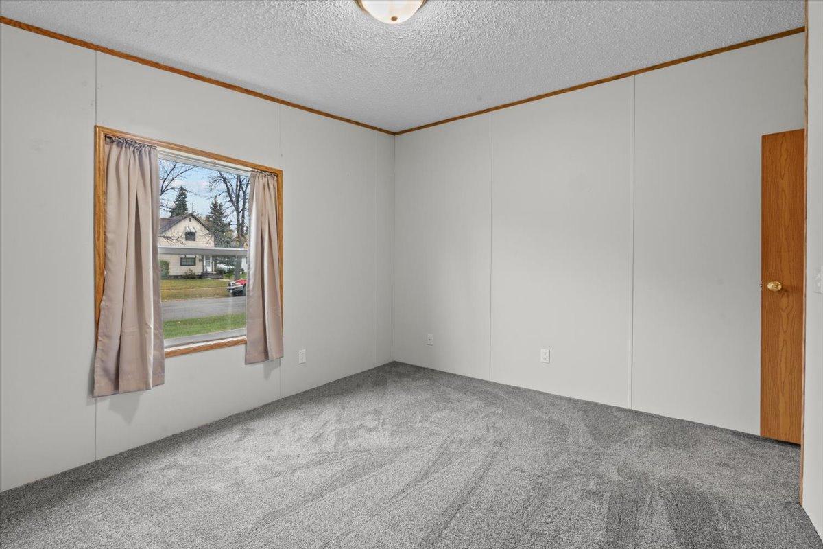 1999 single family home for sale at 427 6th Street N in Breckenridge, MN — 3 bed, 2 bath (photo 23 of 39)