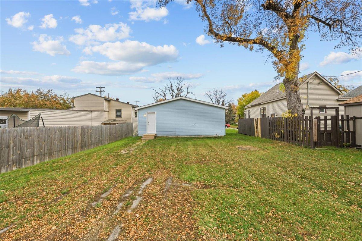 1999 single family home for sale at 427 6th Street N in Breckenridge, MN — 3 bed, 2 bath (photo 33 of 39)