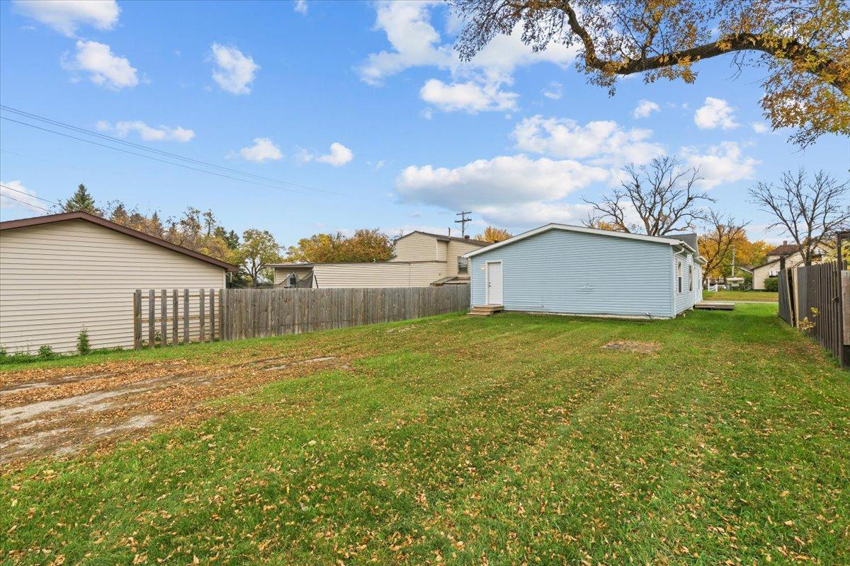 1999 single family home for sale at 427 6th Street N in Breckenridge, MN — 3 bed, 2 bath (photo 35 of 39)