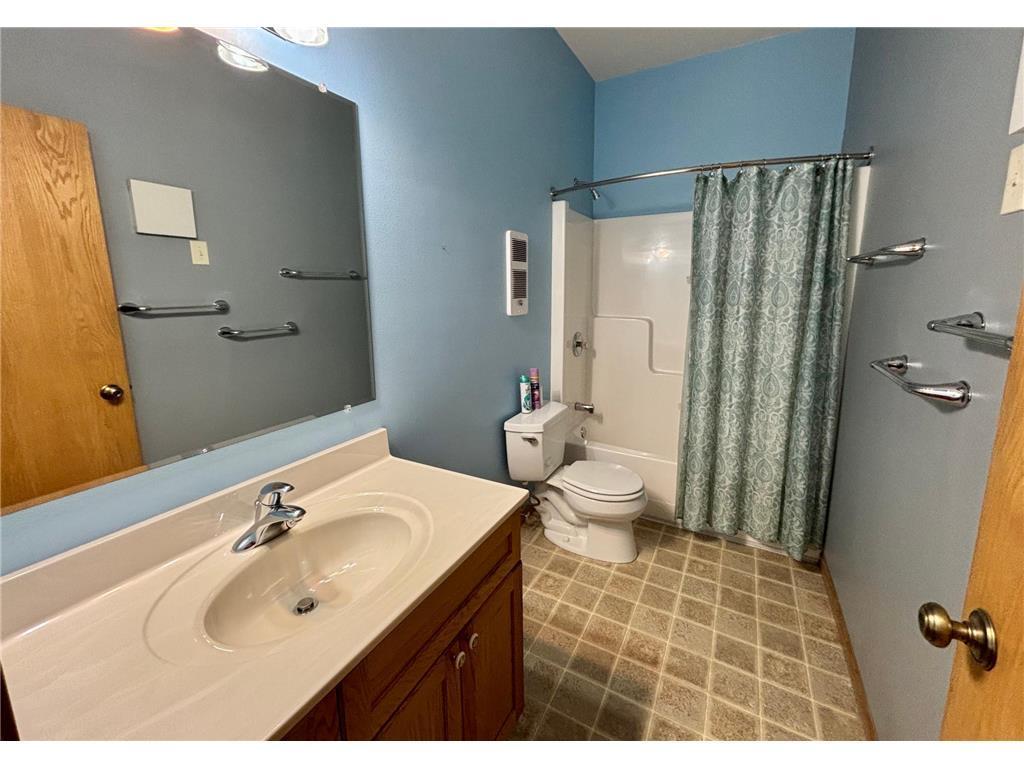 2001 single family home for sale at 322 Oriole Avenue N in Thief River Falls, MN — 4 bed, 3 bath (photo 12 of 42)