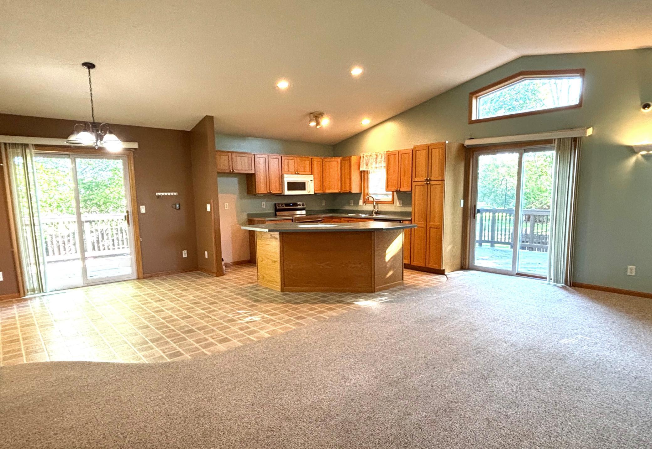 2001 single family home for sale at 322 Oriole Avenue N in Thief River Falls, MN — 4 bed, 3 bath (photo 6 of 42)
