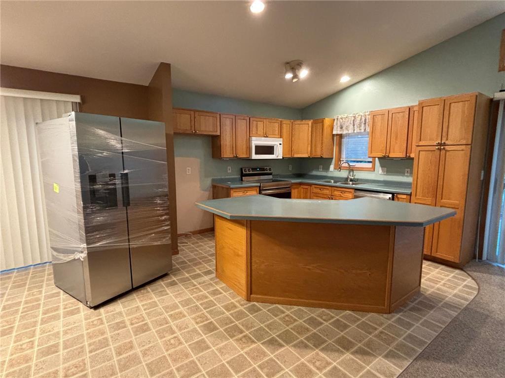 2001 single family home for sale at 322 Oriole Avenue N in Thief River Falls, MN — 4 bed, 3 bath (photo 7 of 42)