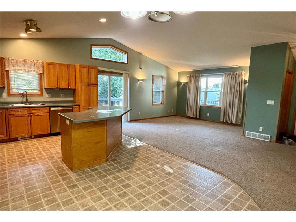 2001 single family home for sale at 322 Oriole Avenue N in Thief River Falls, MN — 4 bed, 3 bath (photo 9 of 42)