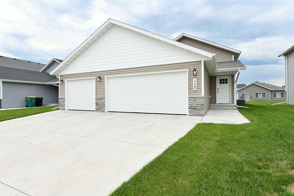1125 60th Avenue W, West Fargo, ND