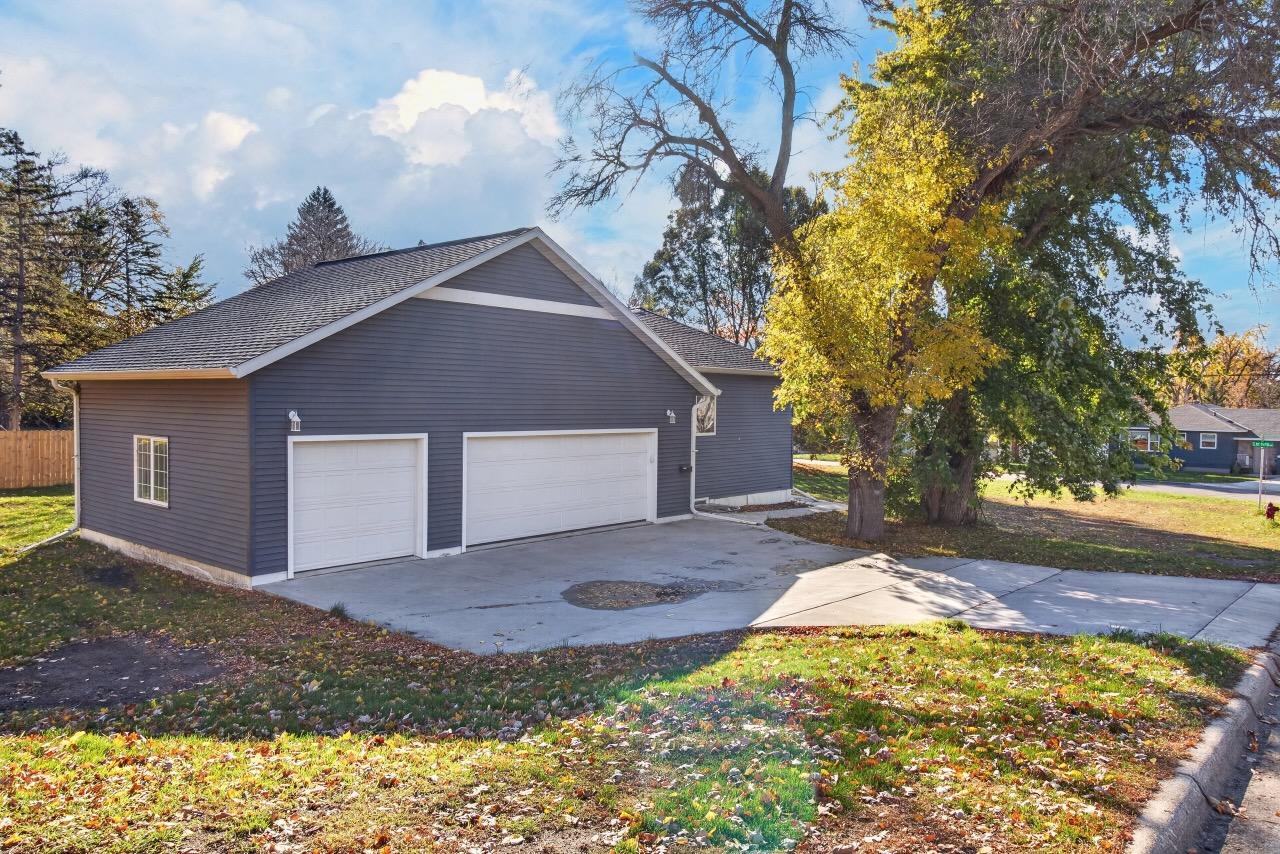 2019 single family home for sale at 1105 E Mount Faith Avenue in Fergus Falls, MN — 4 bed, 2 bath (photo 6 of 39)