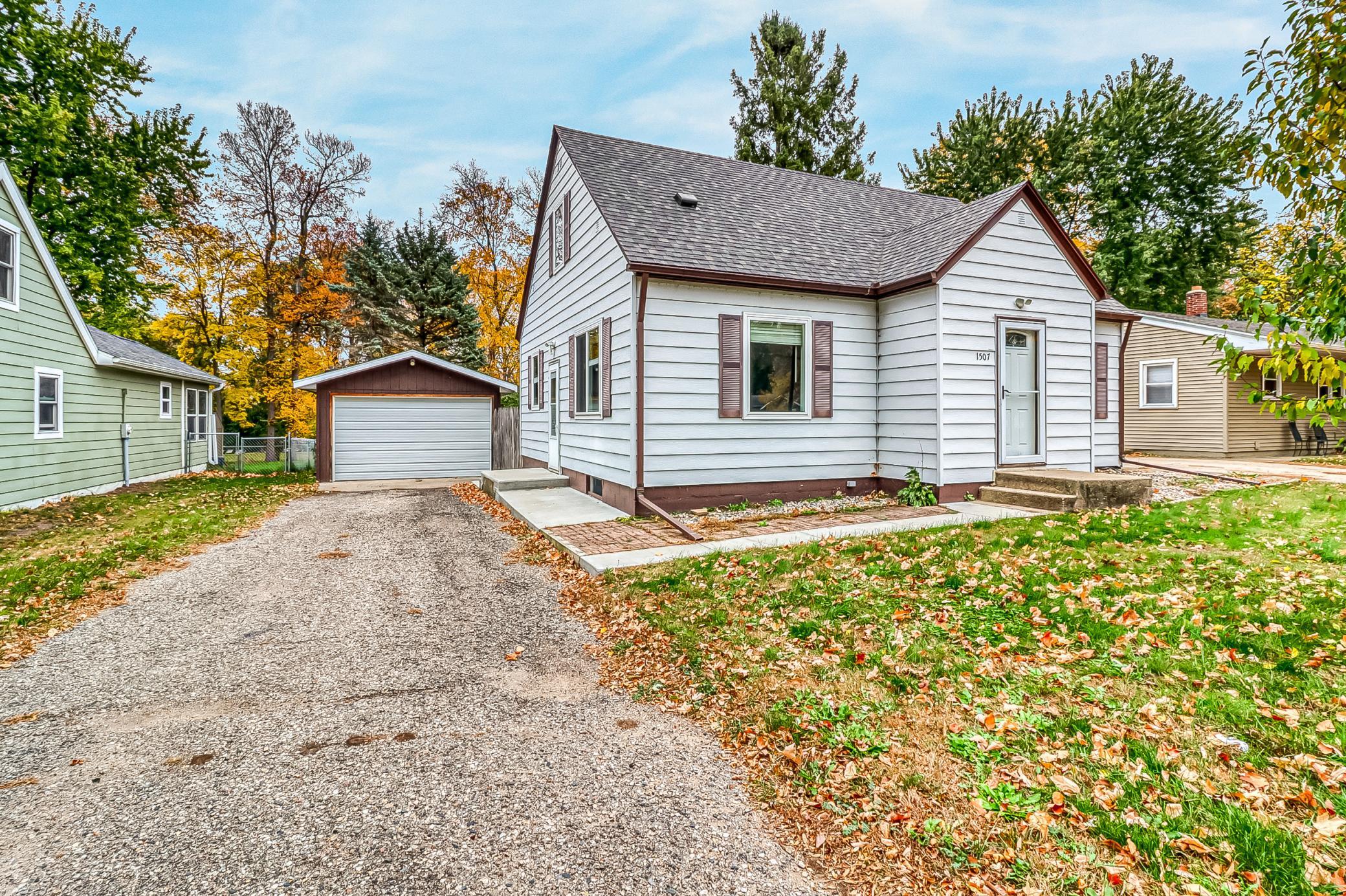 1950 single family home for sale at 1507 Lynn Avenue in Detroit Lakes, MN — 3 bed, 3 bath