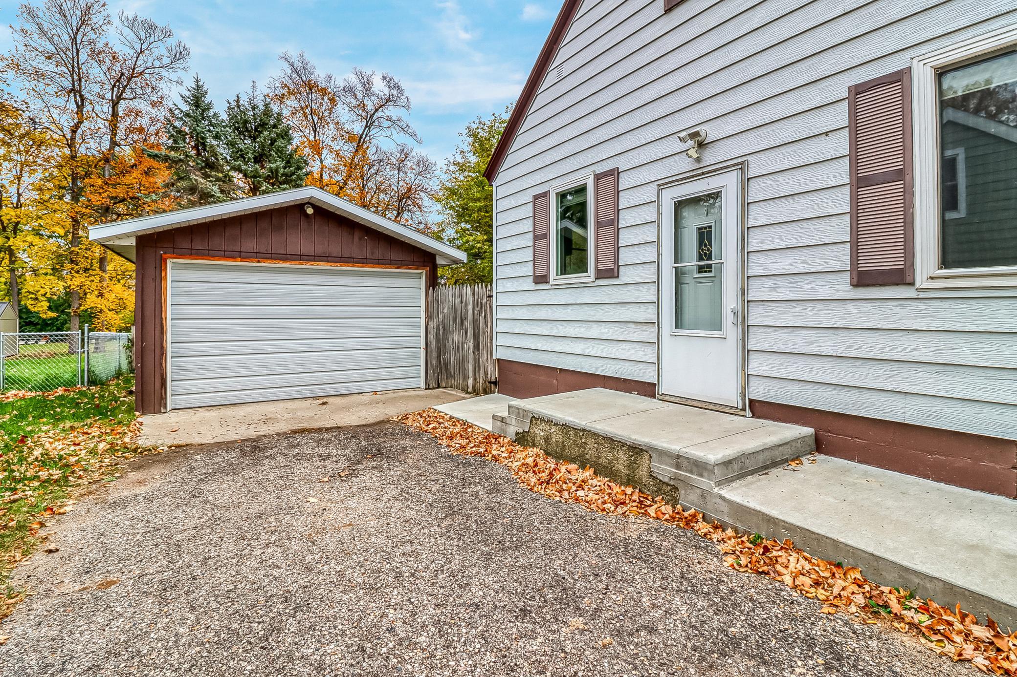 1950 single family home for sale at 1507 Lynn Avenue in Detroit Lakes, MN — 3 bed, 3 bath (photo 2 of 27)